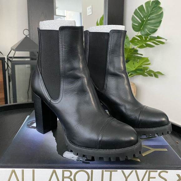 ❌❌SOLD❌❌ Stuart Weitzman Wenda Bootie - Picture 1 of 9